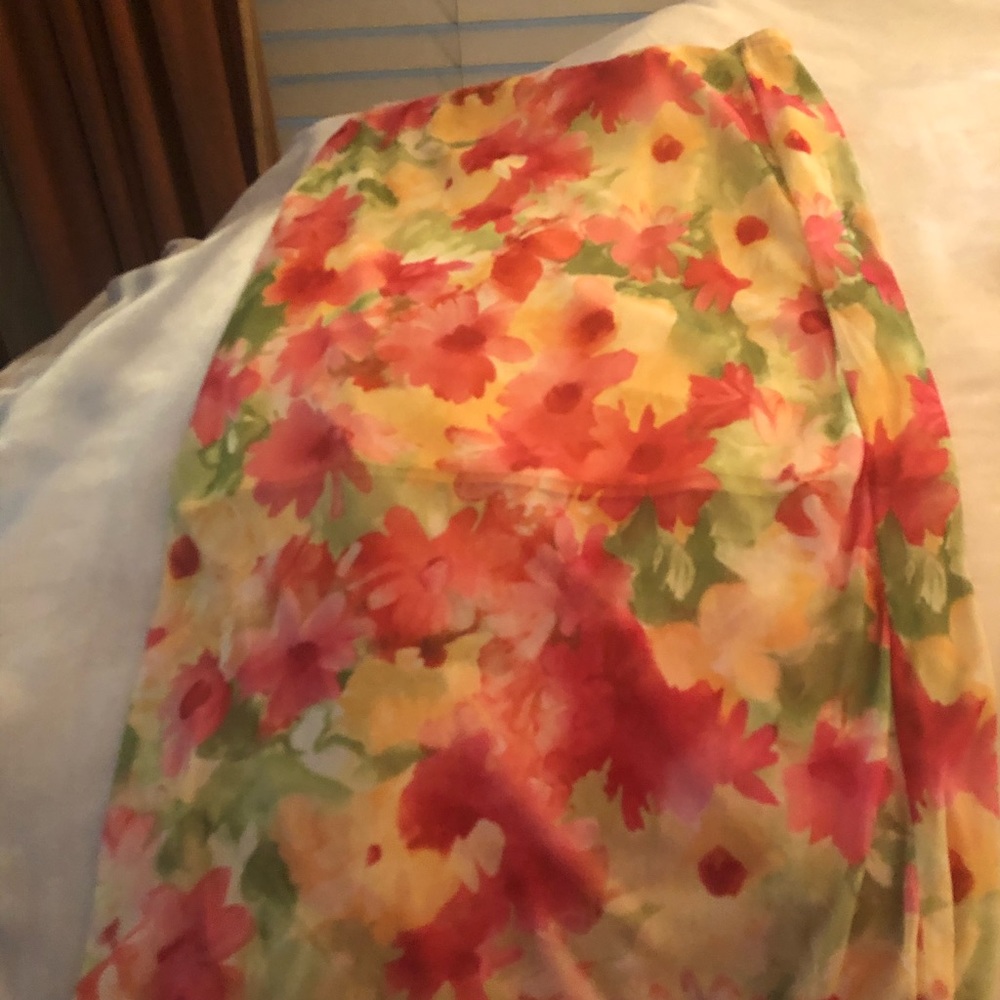 Short flowered skirt